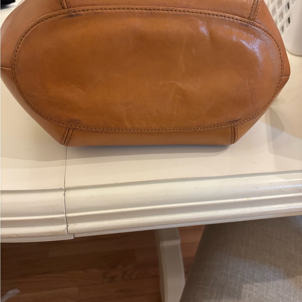 Tory Burch, large White and Brown Leather Bucket Bag - Picture 4 of 4